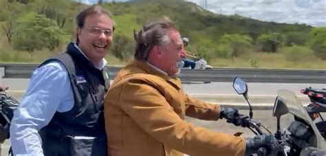 Bolsonaro Infringe O C Digo De Tr Nsito E Pilota Moto Sem Capacete Em