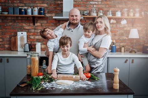 Retrato de una familia caucásica que disfrutan juntos cocinando un