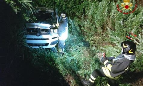 Morrovalle Auto Si Schianta Contro Il Guardrail E Finisce In Un