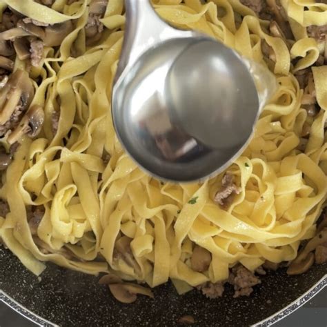 Tagliatelle Con Salsiccia E Funghi Ricetta Fettuccine Cucina Italiana