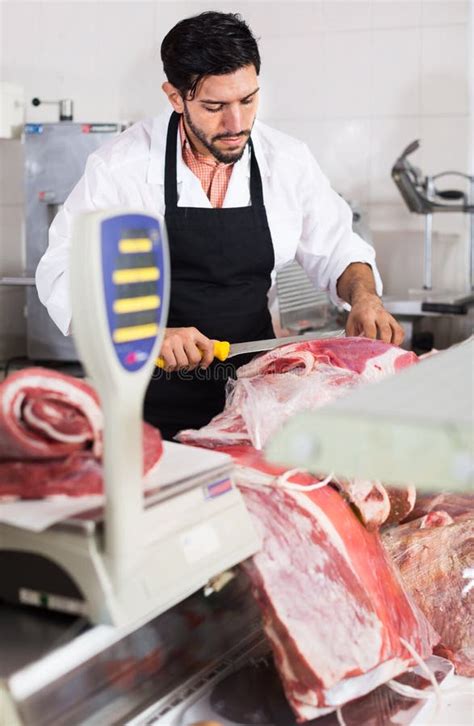 Carnicero Cortando Carne Fresca Para Cliente En Supermercado Imagen De