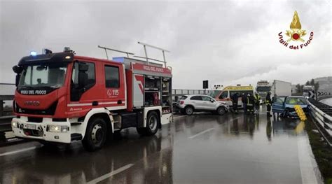 Scontro Tra Auto Sulla Variante Appia Tre Feriti In Ospedale Due Sono