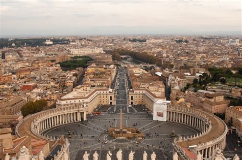 Plaza de San Pedro, Ciudad del Vaticano – El perro viajante