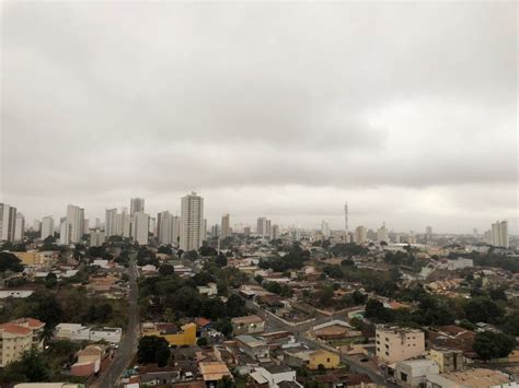 Chegada de frente fria e incêndios no Pantanal deixam Cuiabá encoberta