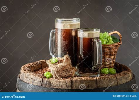 Cerveja Escura Fria E Saborosa De Erva Picante Foto De Stock Imagem