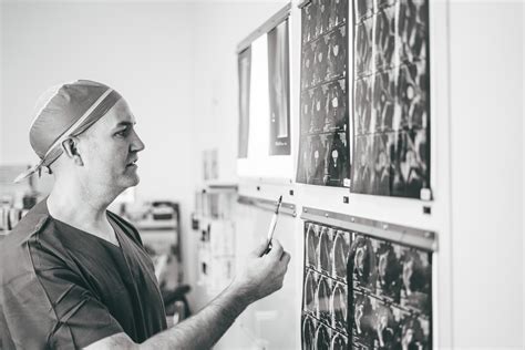 Dr Matt Lyons Orthopaedic Surgeon — Squeeze Creative