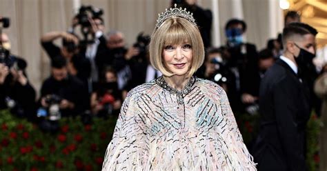 What Is Anna Wintours Net Worth? Details on the Vogue Icon