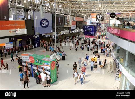 Concourse Station Commuters Hi Res Stock Photography And Images Alamy