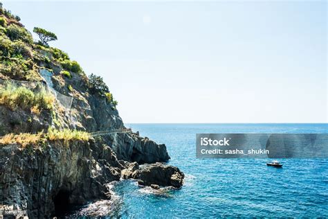 바위 해안을 따라 바다 따라 보트 항해 0명에 대한 스톡 사진 및 기타 이미지 0명 경관 관광 Istock