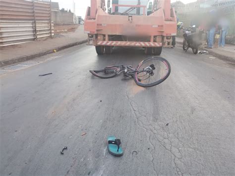 Ciclista Sofre Fratura Exposta Ap S Ser Atropelado Por Caminh O