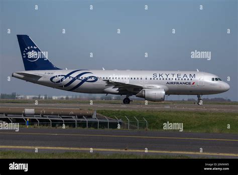 Air France Skyteam Airbus A320 Stock Photo Alamy