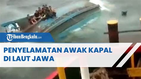 Viral Detik Detik Penyelamatan Awak Kapal Yang Terombang Ambing Di Laut