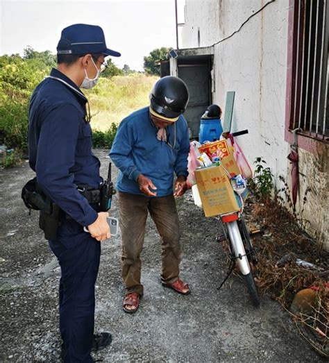 「害羞老翁」跌坐路邊！暖警貼心護送他返家 焦點時報