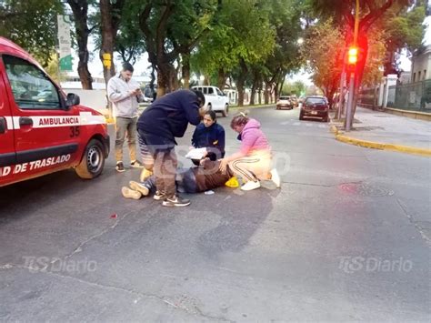 Un anciano terminó en el hospital tras ser chocado por un conductor