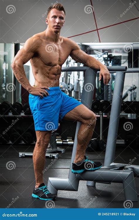 Musculoso Durante El Entrenamiento En El Gimnasio Imagen De Archivo