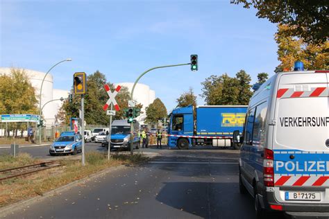 Tödlicher Zusammenstoß Fußgänger stirbt nach Unfall mit Lkw