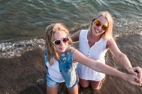 Zwei Blonde M Dchen Auf Dem Strand Nahe Meer Stockbild Bild Von Sch Nheit Freude