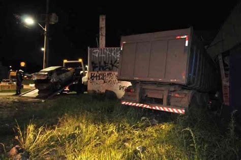 Carreta Perde O Controle Atinge Carros E Invade Galp O No Anel