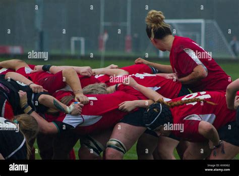 Women Rugby Scrum Hi Res Stock Photography And Images Alamy