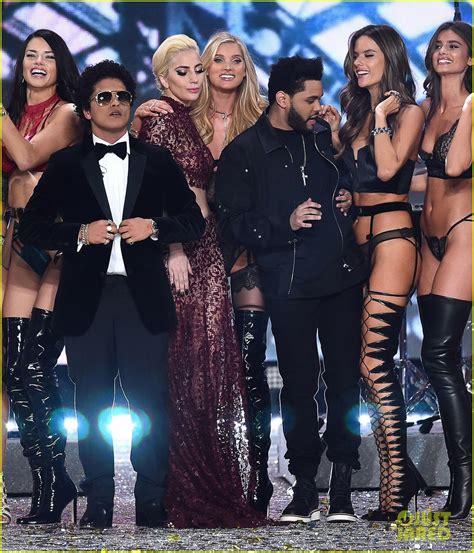 Photo Bruno Mars Performs 2016 Victorias Secret Fashion Show 10