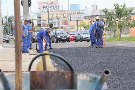 Prefeitura recupera asfalto danificado pelas chuvas na Avenida Nações