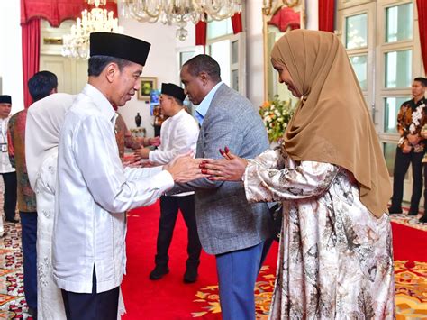 Foto Presiden Jokowi Gelar Griya Bersama Para Menteri Di Istana Negara