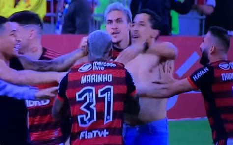 Torcedor Do Flamengo é Preso Após Invadir Campo E Comemorar Com