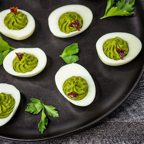 Pesto Deviled Eggs – Cringey Kitchen