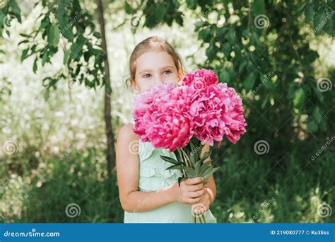 Portrait D Un Joyeux Petit Caucasien Enfant De Sept Ans Fille En Robe