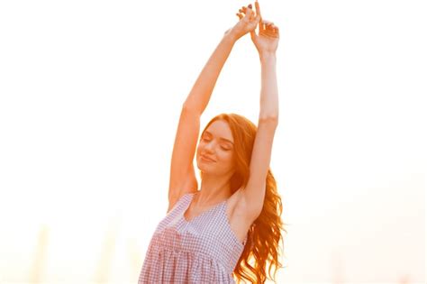 Jolie Fille Gingembre Souriante En Robe Posant Sur Le Coucher Du Soleil