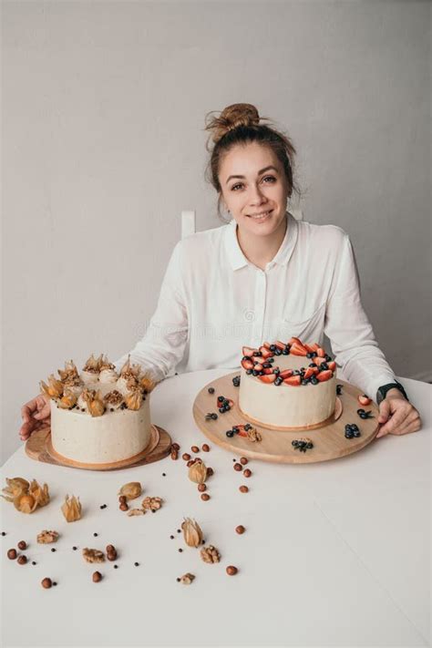 Foto Verticale Di Un Pasticcino Con Una Torta La Casalinga Mostra I