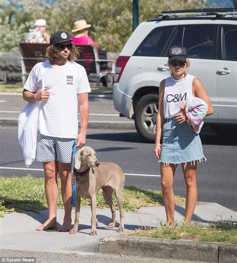 The Block S Elyse Knowles Shows Off Her Body In A Bikini Daily Mail Online