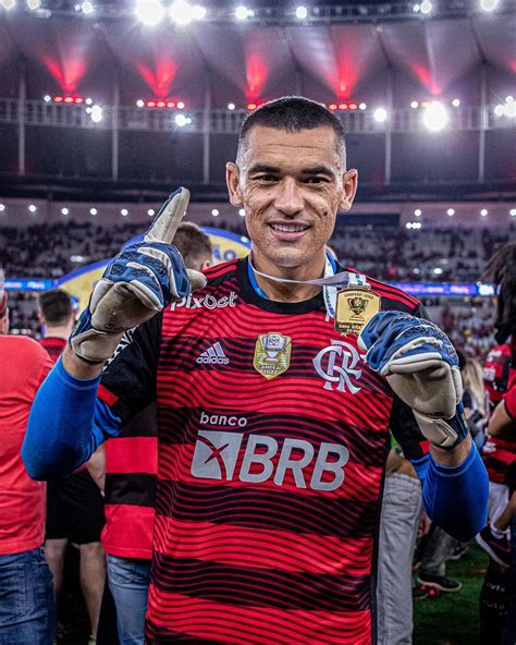 Goleiro Do Flamengo Santos Tem Suspeita De Fratura Na Face