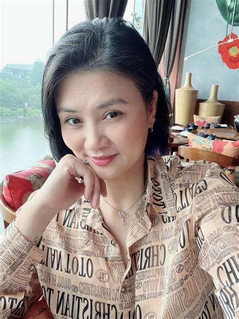 Hoa khôi bóng chuyền một thời Kim Huệ đăng ảnh hiếm hoi khi diện bikini Quang Thắng cũng