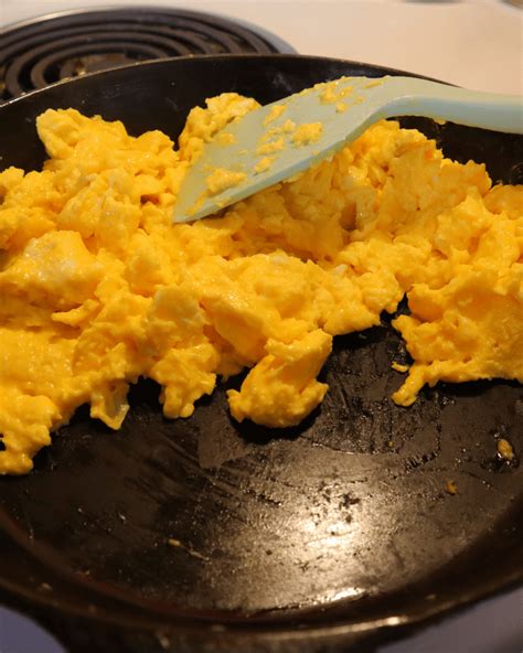 How To Cook Scrambled Eggs In Cast Iron Skillet 1898 Mama