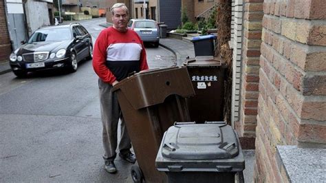 Grevenbroich Alte Mülltonnen blockieren Bürgersteige