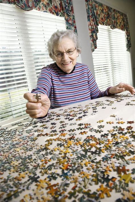 ältere Frau Spannvorrichtung Tut Sah Puzzlespiel Stockbild