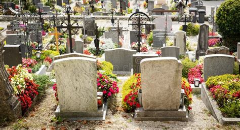 Lápida Y Tumbas Pacíficas En Un Antiguo Cementerio De La Iglesia Imagen