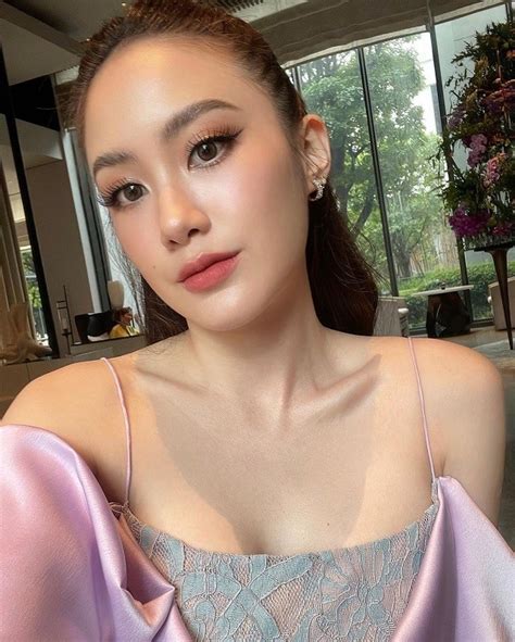 Nhan sắc mật ngọt của đệ nhất hot girl Lào công khai phá thuyền tình Quang Linh Thùy Tiên