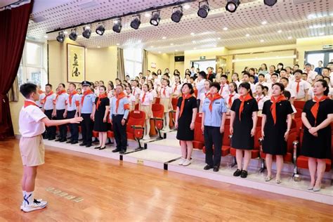 西安市曲江第十三小学举行庆六一文艺汇演活动暨入队仪式教育阳光网 — 阳光报社官方网站