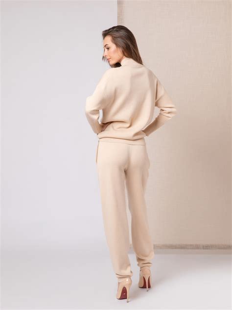 Бежевый костюм женский - купить в интернет-магазине вязаной одежды Shapar