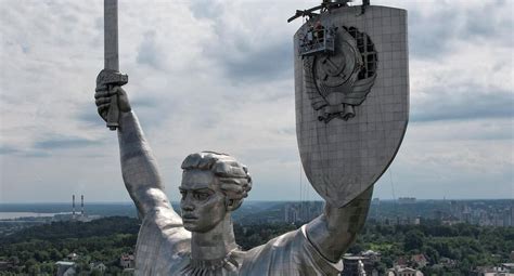 Retiran La Hoz Y El Martillo De Una Estatua De La Madre Patriaen La