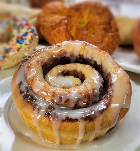 Traditional Glaze Cinnamon Roll Cinnamom Bakery