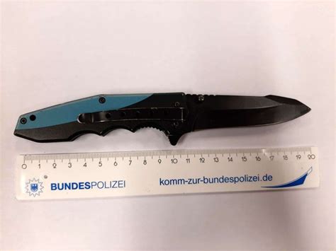 BPOL NRW Bundespolizei stellt bei 33 Jährigem Messer und Drogen sicher