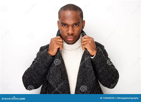 Modelo De Moda Masculino Afroamericano Fresco Con La Capa Contra Fondo