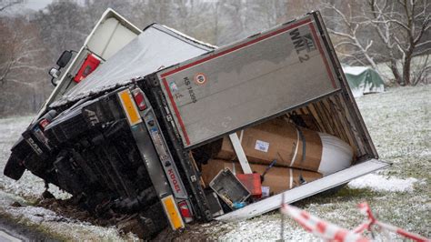 Vogelsberg Gefahrgut Laster kippt auf Landesstraße um