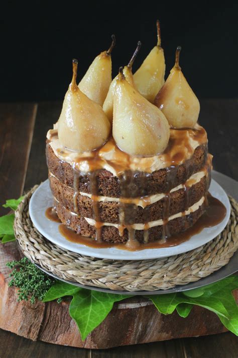 Naked cake de peras con mousse de caramelo y peras en almíbar con salsa de toffee Cook the cake