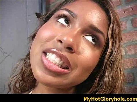 Negra Chupando Su Primera Polla Blanca En Gloryhole 12 XVIDEOS
