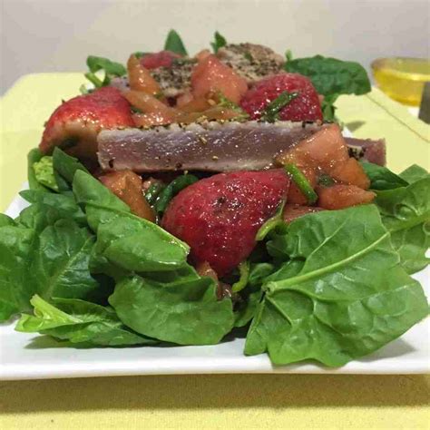 Ensalada de espinacas con atún y tartar de fresas y tomate Receta sana