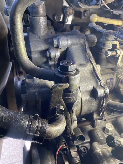Mitsubishi Delica L400 leaking engine oil out of power steering